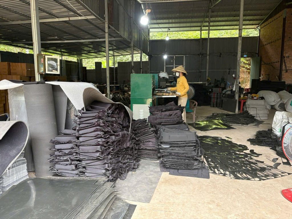 Xưởng ép định hình balo ở Bình Dương